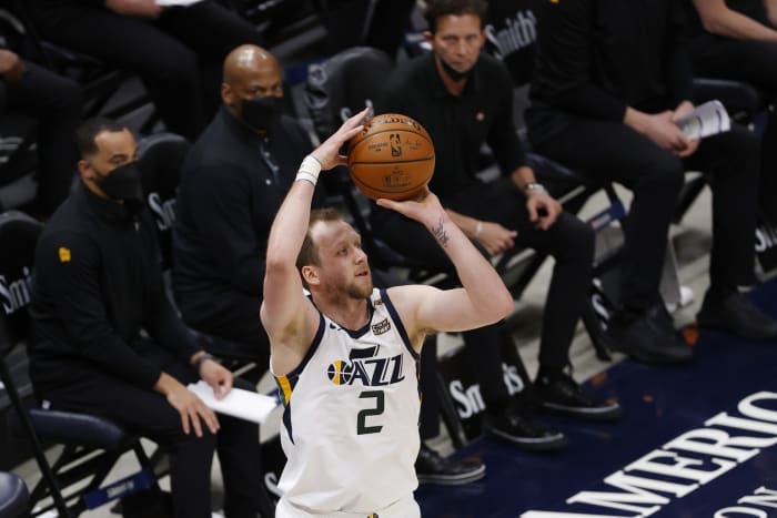 Joe Ingles (2) shoots a three pointer against the Sacramento Kings
